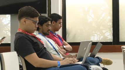 Jóvenes universitarios compiten en un Hackathon
