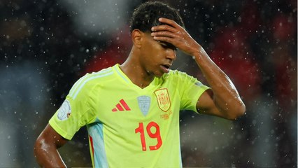 Spain boss De la Fuente urges talks to stop player strikes