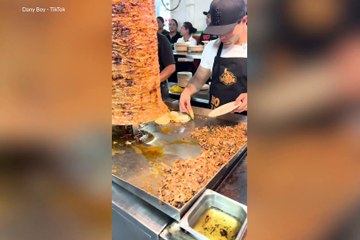 Canelo Álvarez sorprende al preparar tacos en un local de Guadalajara