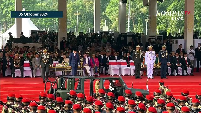 Momen Presiden Jokowi Bareng Panglima TNI Periksa Pasukan di HUT ke-79 TNI