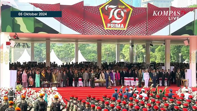 Momen Presiden Jokowi Sematkan Tanda Kehormatan ke Perwira TNI