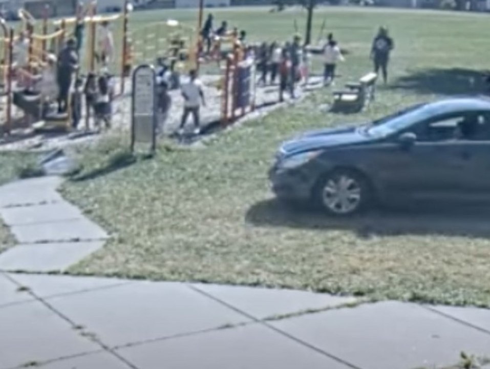 Zehnjähriger fährt in gestohlenem Auto über vollen Spielplatz