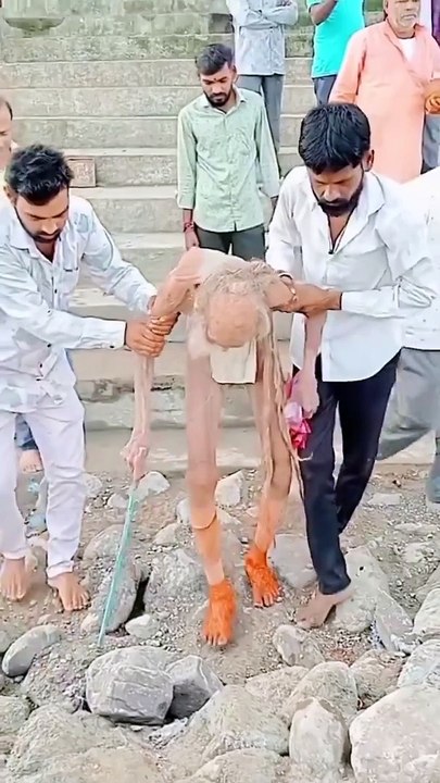 Rescataron de una cueva en la India a un anciano que dice tener 188 años