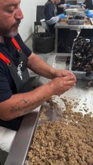 Midye içini elleriyle doldurdu! Görenler hijyen konusunda tepki gösterdi