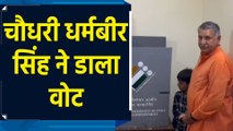 Bhiwani में बीजेपी सांसद चौधरी धर्मबीर सिंह ने अपनी पत्नी के साथ मतदान किया