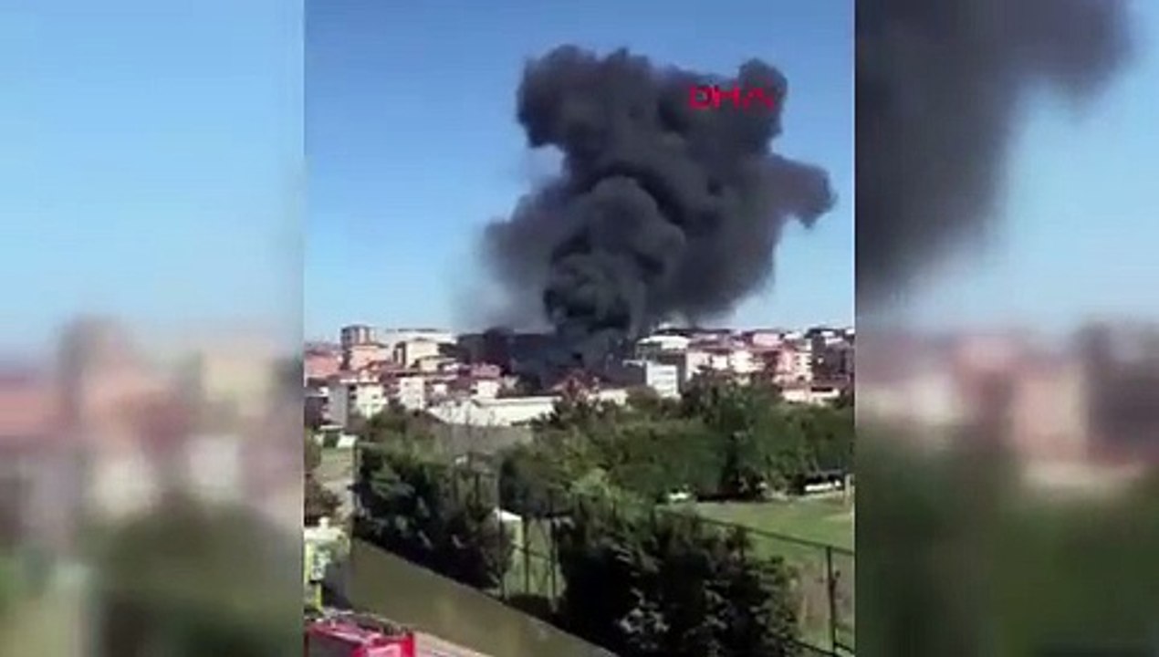 İstanbul- Ataşehir'de 4 katlı binanın çatısı alev alev yandı; patlama anı kamerada / Ek görüntü