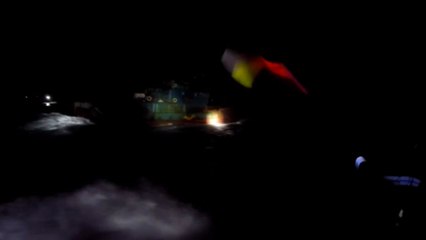 방해물에 지그재그 도주...불법조업 중국어선 나포 / YTN