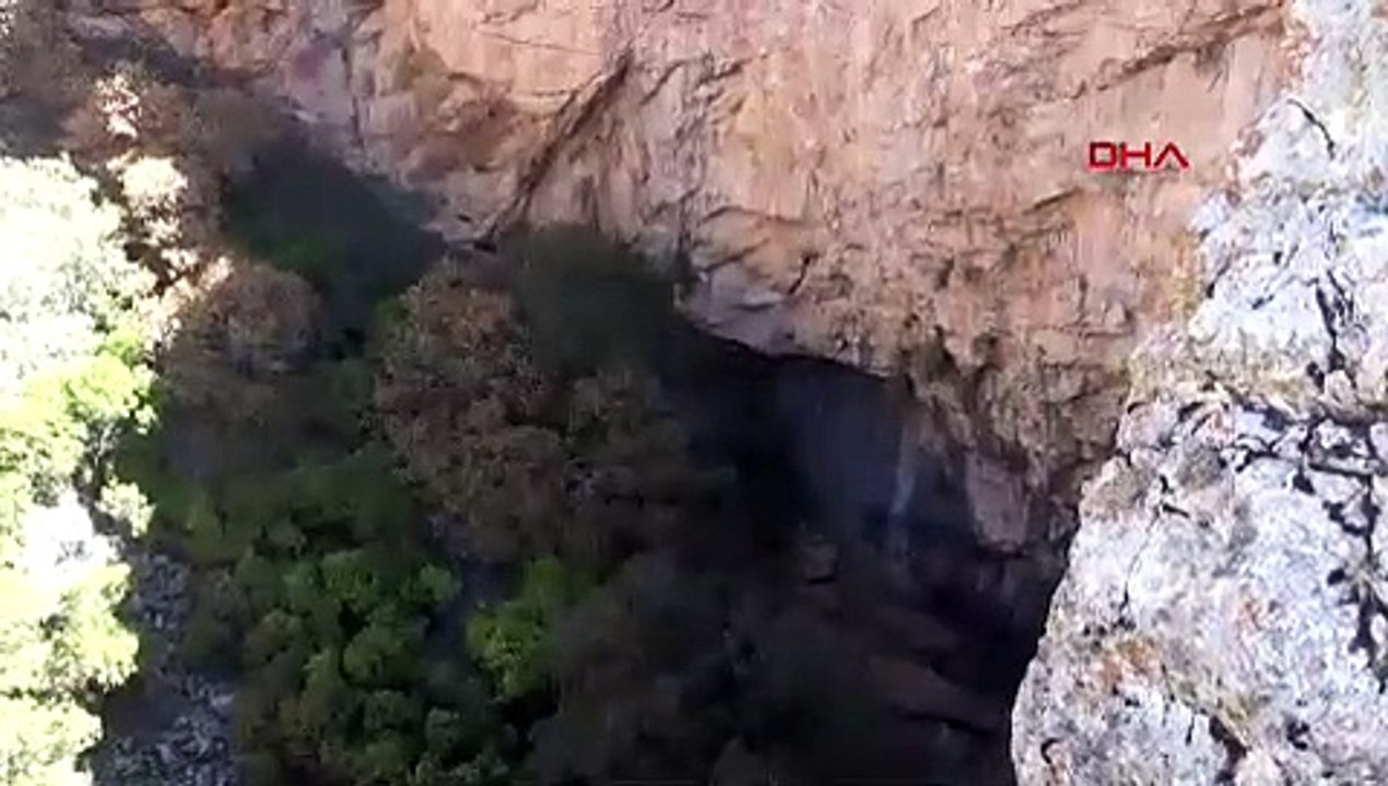 Burası çölde bir vaha değil, Konya'da dev bir obruk