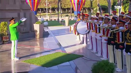 الرئيس عبد الفتاح السيسي يضع إكليلًا من الزهور على النصب التذكاري لشهداء القوات المسلحة بمدينة نصر