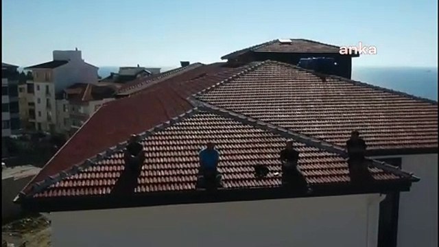 Sinop'ta aylar maaş alamayan işçiler binanın çatısına çıktı, eylem başlattı