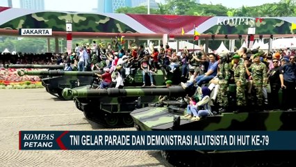 下载视频: Meriahnya HUT ke 79 TNI RI, Parade Alutsista hingga Tarian Aerobatik Jupiter TNI AU di Langit Monas