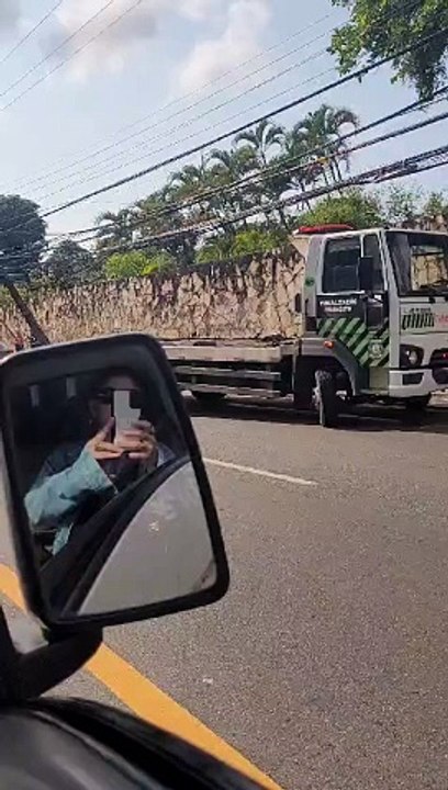 Mulher bate carro em poste no bairro de Brotas