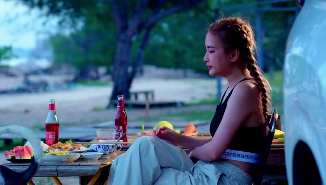 THE GIRL CAMPS _ COOKING VIETNAMESE FOODS ON THE BEACH