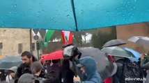 Manifestazione pro Palestina a Roma, la protesta sotto la pioggia