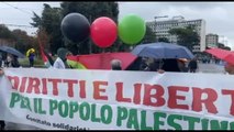 Manifestazione pro Palestina a Roma, la protesta sotto la pioggia