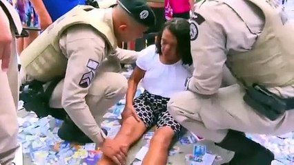 Mulher cai em buraco coberto por santinhos em Salvador e é socorrida por policiais