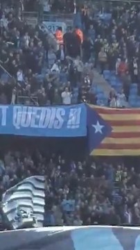 La pancarta en catalán de la afición del City a Guardiola rodeada de esteladas