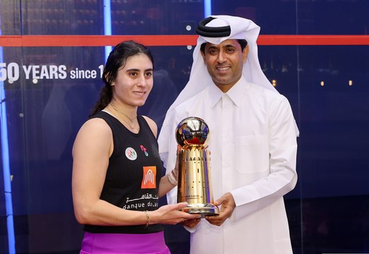 مراسم تتويج الشربيني بلقب بطولة قطر كلاسيك للاسكواش