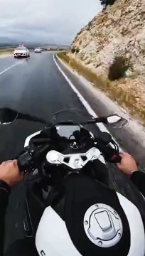 Il va avoir un réflexe de dingue à moto... chanceux