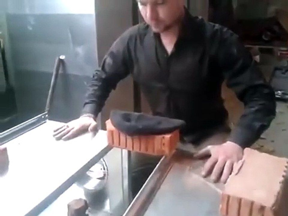 Il veut vraiment nous montrer qu'il peut casser une brique