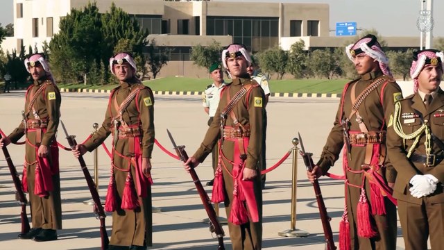 El Rey Felipe VI es recibido por el príncipe Faisal bin Hussein a su llegada a Jordania