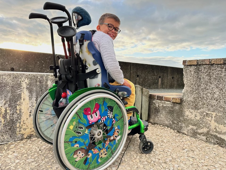 Louis, 8 ans, atteint de paralysie cérébrale