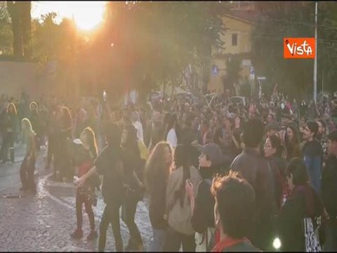 Tout le monde déteste la police , i cori contro gli agenti al corteo pro Palestina a Roma