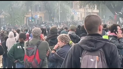 Download Video: Scontri, fumogeni e cariche al corteo pro-Palestina a Roma