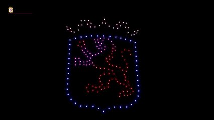 Una proyección de drones en León dibuja el lema Lexit durante las fiestas