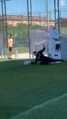 Las primeras paradas de Szczcesny en el entrenamiento del Barça