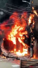 Incêndio de grandes proporções atinge oficina mecânica na Rocinha