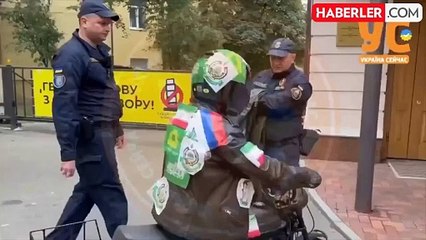 Çırılçıplak büyükelçiliğin önüne gelip İran'ı protesto ettiler