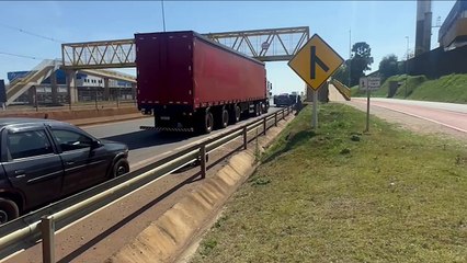 Carro e caminhão se envolvem em colisão na saída no Trevo Cataratas