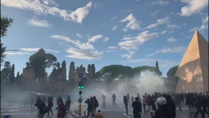 Scontri a Roma, sassi contro gli agenti: polizia usa idranti - Video