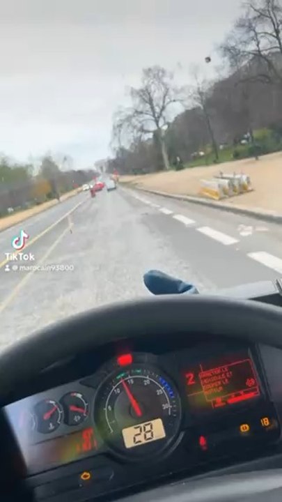 Travailler dans la capitale de la France #paris #camion