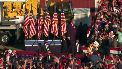 A um mês da eleição, Trump volta a local de atentado para comício