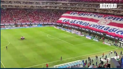 Download Video: Afición de Chivas abucheó a Fernando Gago a la llegada del equipo al Estadio