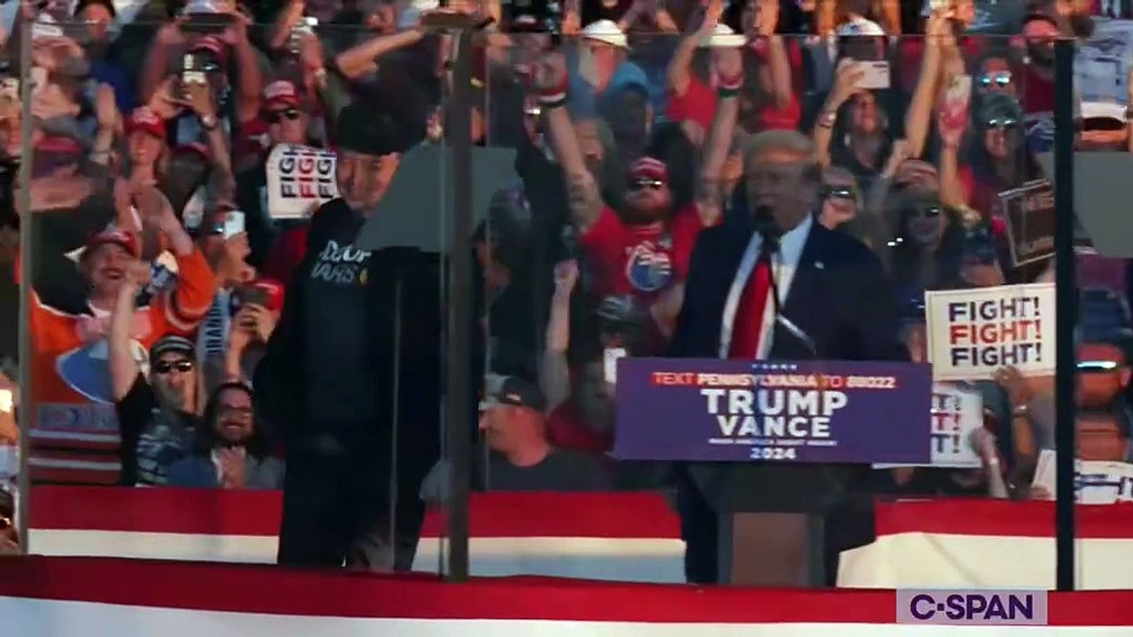 Donald Trump, accompagné d'Elon Musk, était de retour cette nuit à Butler, où il avait échappé à une tentative d’assassinat le 13 juillet : "Ce monstre vicieux était proche d’y parvenir !"