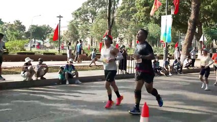 CHÀNG TRAI 'LỘT XÁC' KHI GIẢM 75 KG TRONG MỘT NĂM