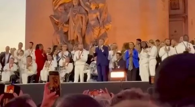 #communion #populaire Appartenir à la famille sportive ou à l’institution régalienne n’a aucune importance : pourvu qu’on s’amuse.” #lacherprise #detentetotale #Macron