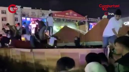 Konser izlemek için üzerine çıktıkları stant çöktü Stant sahibi vatandaşlara saldırdı