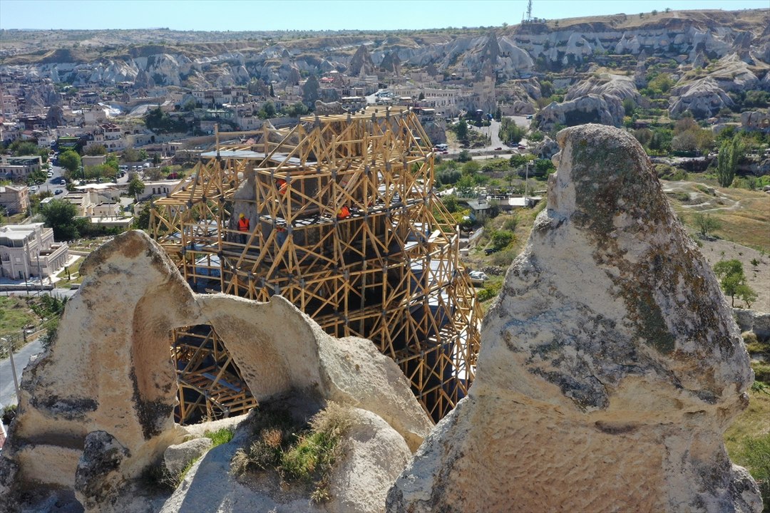 Kapadokya'da her yıl yüzbinlerce turist ağırlayan ve milyonlarca yıl önce oluşan peribacaları, bilim insanları ve uzmanların çalışmalarıyla restore ediliyor.  Kültürel değerlerin korunması amacıyla, Kültür ve Turizm Bakanlığının tarihi bölgede başlattığı