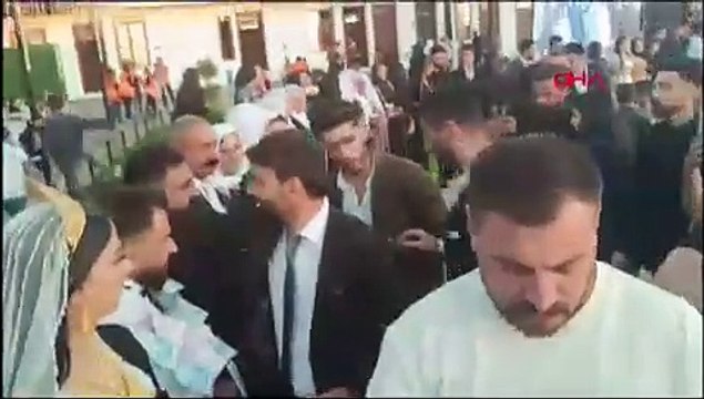 Aşiret düğününde takı yarışı: Geline kilo kilo altın, damada deste deste para