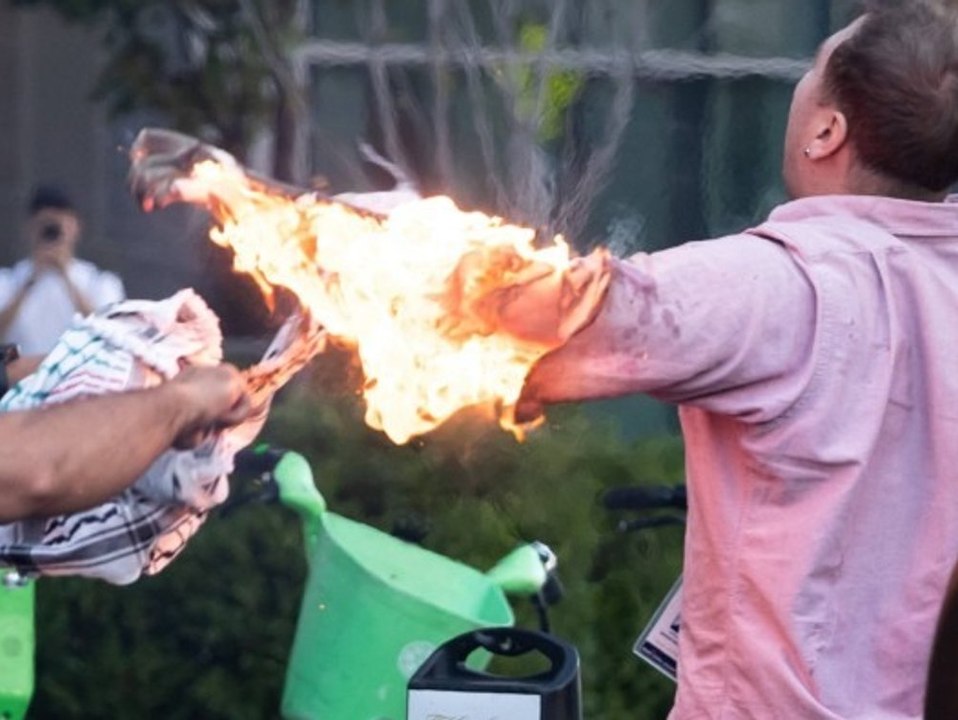 Proteste in den USA: Mann setzt seinen Arm in Brand