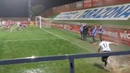 Il campo si trasforma in una piscina: corner comico