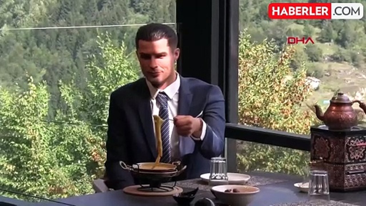 Uzungöl'de Cristiano Ronaldo'nun Bal Mumu Heykeli İlgiyi Çekiyor