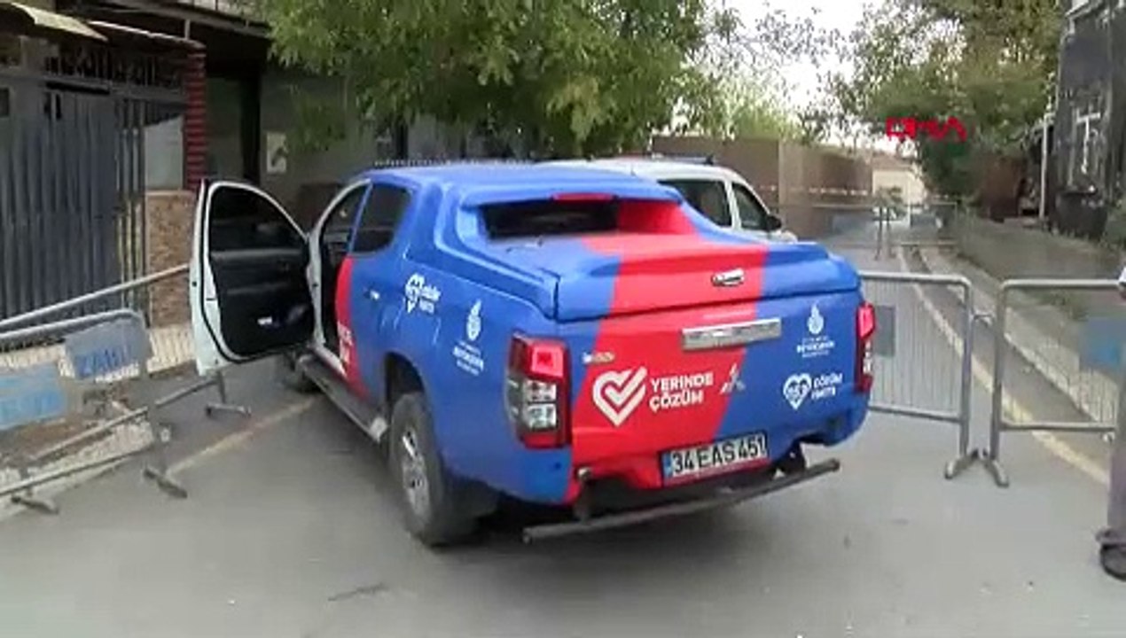 İstanbul - Üsküdar'da yol çöktü: Bina sakinleriyle inşaat çalışanı birbirine girdi