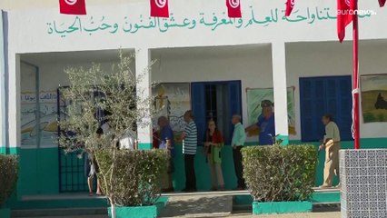 تونس: الملايين ينتخبون رئيسا للبلاد وسط انتقادات المعارضة وقمع المنافسين وخشية العزوف عن التصويت