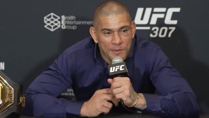 UFC 307 - Pereira se paie Jamahal Hill : "Peut-être qu'il vient de se réveiller de l'UFC 300"