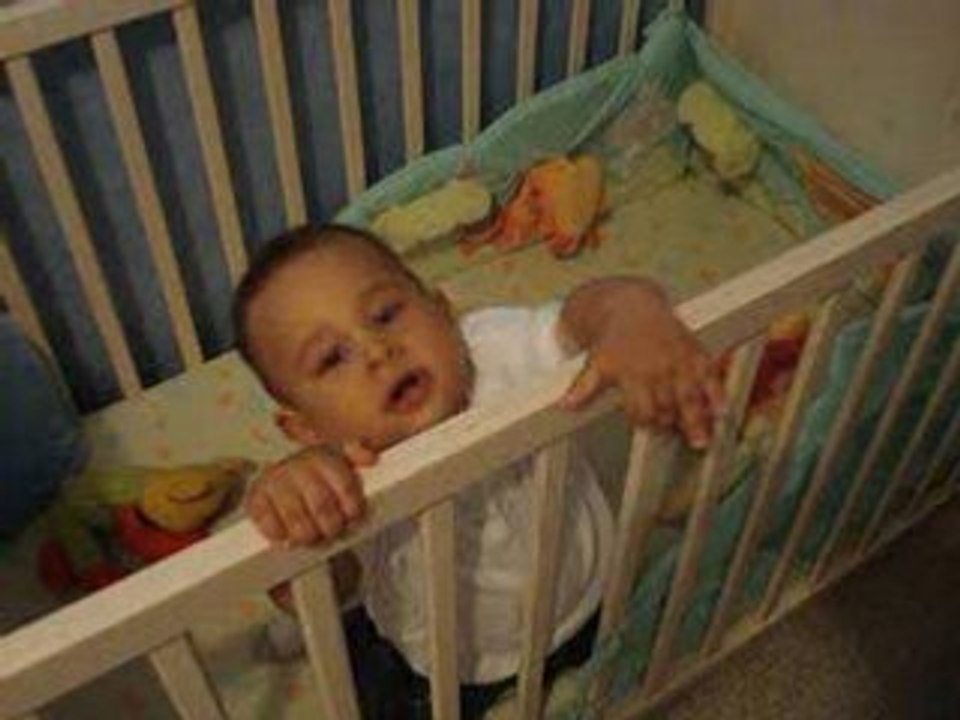 noa joue dans son lit